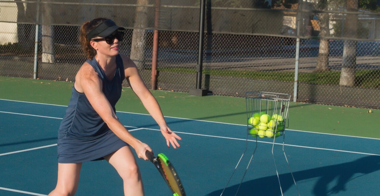 woman playing tennis